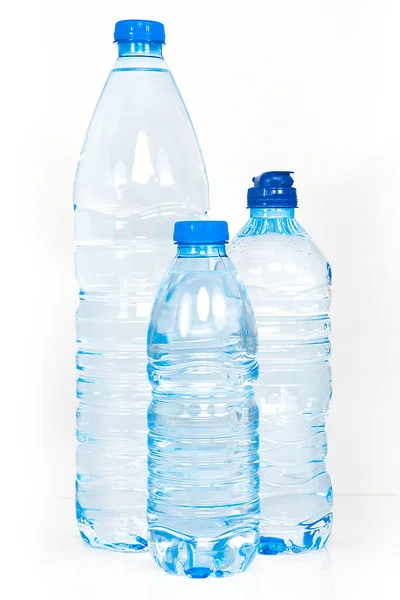 Beyaz arka planda plastik su şişeleri. Plastik şişe. Plastik çocuk..