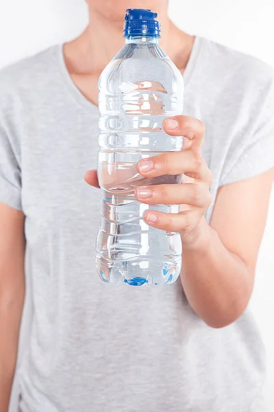 Mujer Está Sosteniendo Botella Agua Plástico Mano —  Fotos de Stock