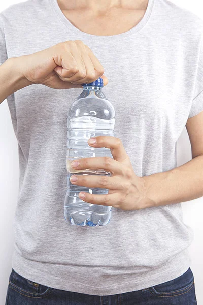 Mujer Está Sosteniendo Botella Agua Plástico Mano — Foto de Stock