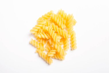 makarna beyaz zemin üzerine yığını.