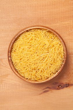 Ahşap zemin üzerinde Vermicelli tabakta.