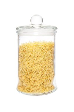 Beyaz arka planda cam kavanozda pişirilmemiş vermicelli..