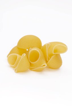 Beyaz arka planda lezzetli pişmemiş Makarna.