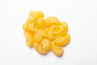 Beyaz arka planda lezzetli pişmemiş Makarna.
