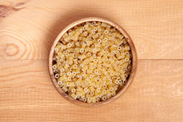 Pastas Sin Cocer Cuenco Madera Sobre Fondo Madera — Foto de Stock