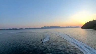 Sporcu tatilde su kayağı yapıyor. Hindi, Marmaris, Brtbet Körfezi. Açık hava sporları ve tatil konsepti.