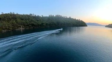 Sporcu tatilde su kayağı yapıyor. Hindi, Marmaris, Brtbet Körfezi. Açık hava sporları ve tatil konsepti.