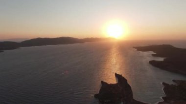  Ağaçlarla çevrili nehir ve orman manzarası. Türkiye, Marmaris, Bordubet Körfezi.