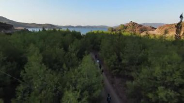  Ağaçlarla çevrili nehir ve orman manzarası. Türkiye, Marmaris, Bordubet Körfezi.