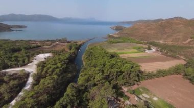 Ağaçlarla çevrili nehir ve orman manzarası. Türkiye, Marmaris, Bordubet Körfezi.