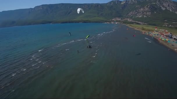 Αθλητής Kitesurfing Στις Διακοπές Τουρκία Μαρμαρίς Κόλπος Μπρτμπέ Εξωτερική Έννοια — Αρχείο Βίντεο