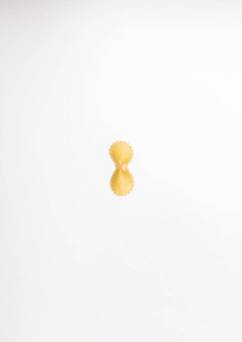 Beyaz arka planda bir parça makarna..