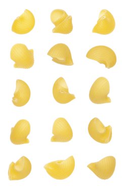 Beyaz arka planda pişmemiş lezzetli makarna. Pişmemiş makarna yığını.