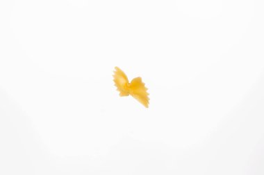 Beyaz arka planda bir parça makarna..