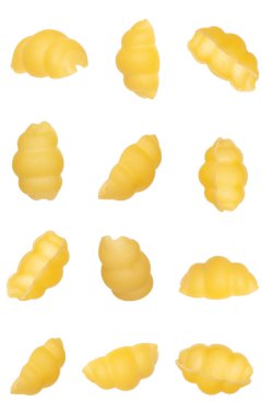 Beyaz arka planda pişmemiş lezzetli makarna. Pişmemiş makarna yığını.