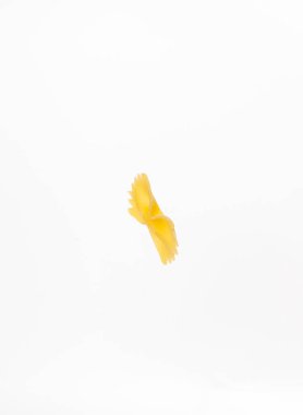 Beyaz arka planda bir parça makarna..