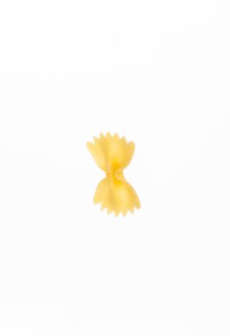 Beyaz arka planda bir parça makarna..