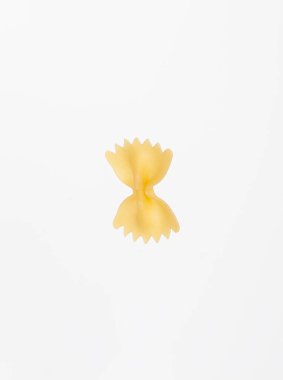 Beyaz arka planda bir parça makarna..