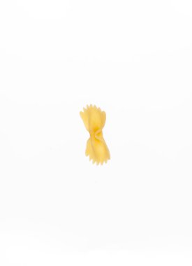 Beyaz arka planda bir parça makarna..