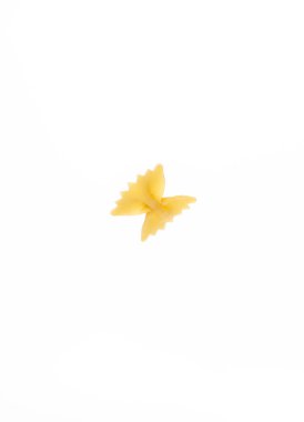 Beyaz arka planda bir parça makarna..