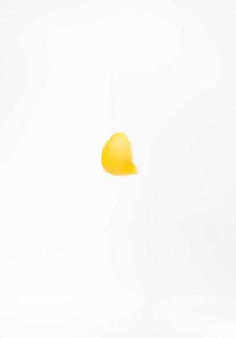 Beyaz arka planda bir parça makarna..