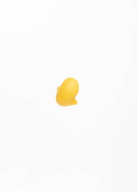 Beyaz arka planda bir parça makarna..