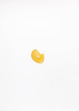 Beyaz arka planda bir parça makarna..