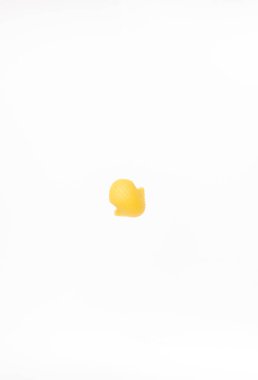 Beyaz arka planda bir parça makarna..