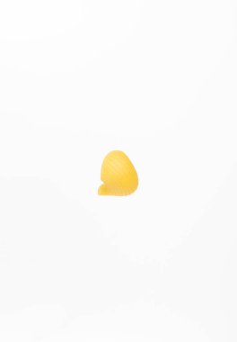 Beyaz arka planda bir parça makarna..