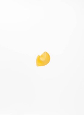 Beyaz arka planda bir parça makarna..