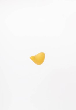 Beyaz arka planda bir parça makarna..