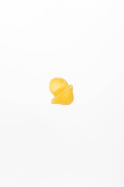 Beyaz arka planda bir parça makarna..