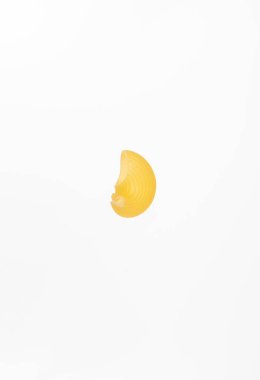 Beyaz arka planda bir parça makarna..