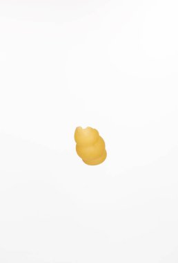 Beyaz arka planda bir parça makarna..