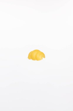 Beyaz arka planda bir parça makarna..