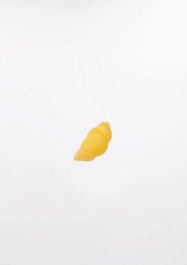 Beyaz arka planda bir parça makarna..