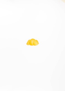 Beyaz arka planda bir parça makarna..