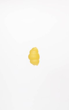 Beyaz arka planda bir parça makarna..