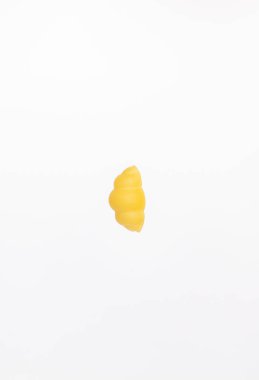 Beyaz arka planda bir parça makarna..