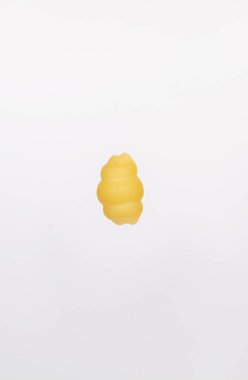 Beyaz arka planda bir parça makarna..