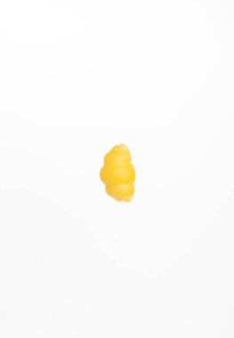 Beyaz arka planda bir parça makarna..