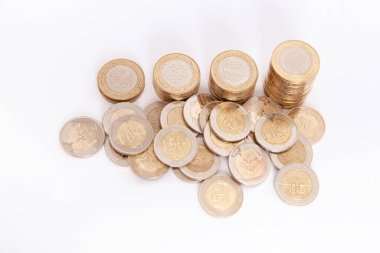 Bozuk paraların beyaz arkaplana yakın plan yığını. 