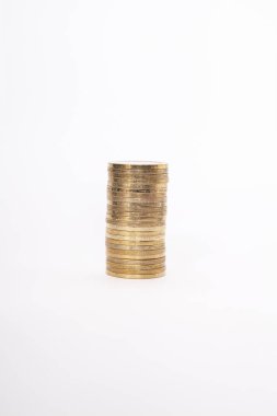 Bozuk paraların beyaz arkaplana yakın plan yığını. 