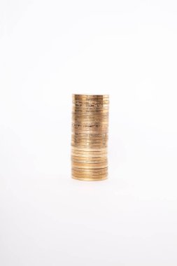 Bozuk paraların beyaz arkaplana yakın plan yığını. 