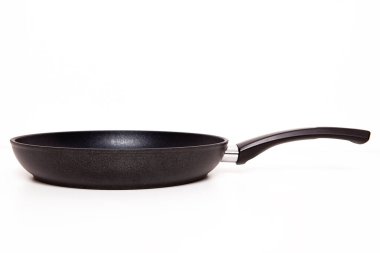  Beyaz arkaplanda yeni siyah granit tava.