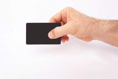 Adamın elinde bir kredi kartı var..