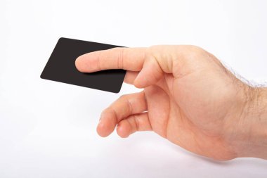 Adamın elinde bir kredi kartı var..