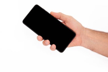 El ele tutuşan cep telefonu ve şablon reklamcılığı ve markalaştırma teknolojisi için boş ekran. İnce çerçeveli ve boş beyaz ekran izole edilmiş gerçekçi akıllı telefon modeli. Herhangi bir kullanıcı arayüzü testi veya sunumu için kullanılabilir.