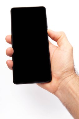 El ele tutuşan cep telefonu ve şablon reklamcılığı ve markalaştırma teknolojisi için boş ekran. İnce çerçeveli ve boş beyaz ekran izole edilmiş gerçekçi akıllı telefon modeli. Herhangi bir kullanıcı arayüzü testi veya sunumu için kullanılabilir.