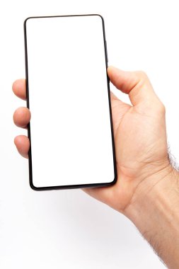 El ele tutuşan cep telefonu ve şablon reklamcılığı ve markalaştırma teknolojisi için boş ekran. İnce çerçeveli ve boş beyaz ekran izole edilmiş gerçekçi akıllı telefon modeli. Herhangi bir kullanıcı arayüzü testi veya sunumu için kullanılabilir.